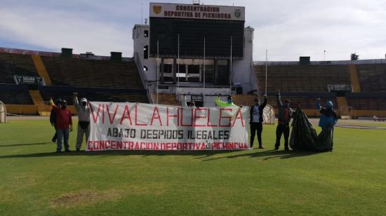 Trabajadores de la Concentración realizan una huelga en el estadio Atahualpa, en Quito, el lunes 1 de junio.