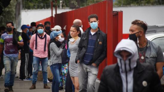 Personas hacen fila para entrar a un supermercado en Quito, el 26 de mayo de 2020.
