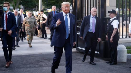 Donald Trump, después de posar con una biblia afuera de la Iglesia Episcopal de San Juan después de hacer declaraciones en el Jardín de las Rosas en la Casa Blanca en Washington, DC, EE. UU., 01 de junio de 2020. 