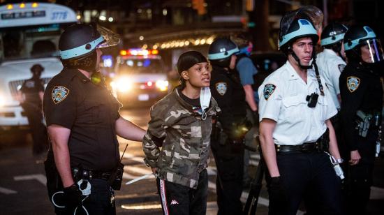 Policías de Nueva York arrestan a una persona durante las manifestaciones que se tornaron violentas en esta ciudad, el 1 de junio. 