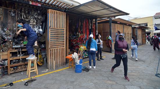 Comerciantes regresaron a sus actividades en  laboran en las plazas San Francisco, Santa Ana y Rotary de Cuenca, el 1 de junio de 2020.