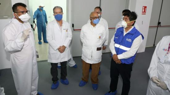 El exsecretario de Salud, Lenin Mantilla (izquierda), y el alcalde Jorge Yunda (azul) durante una visita al hospital Quito Solidario, el 6 de mayo de 2020.