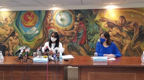 La fiscal Diana Salazar junto a la ministra de Gobierno María Paula Romo, en una rueda de prensa en Guayaquil, el 2 de junio. 