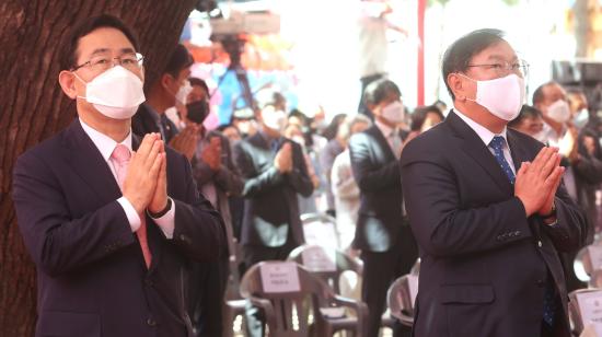 Dos políticos de Seúl, durante una ceremonia en el centro de Seúl, el 30 de mayo de 2020.