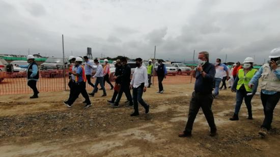 Autoridades recorren el terreno donde debía levantarse el hospital de Pedernales, el 14 de mayo de 2020.