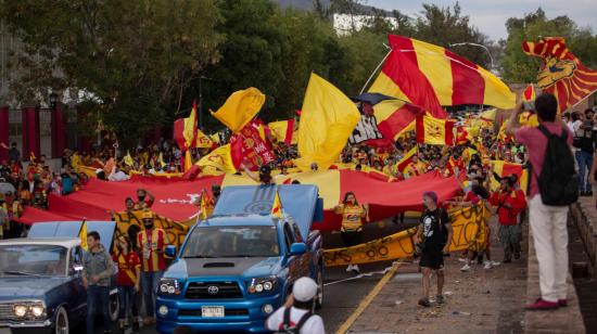 Miles de hinchas de los Monarcas de Morelia, del fútbol mexicano, salieron las calles de la ciudad el 31 de mayo de 2020 y violaron la cuarentena para protestar por la anunciada mudanza del equipo a Mazatlán.