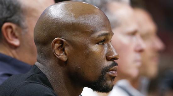 Mayweather observa un partido de la NBA el martes 27 de marzo de 2018, en el American Airlines Arena, en Miami