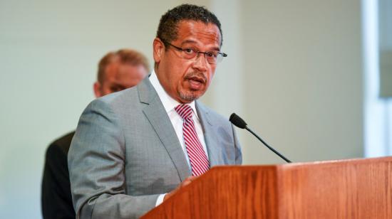 El fiscal general de Minnesota Keith Ellison anuncia que aumentará el cargo de asesinato contra el oficial de policía de Minneapolis Derek Chavuin y presentará cargos contra otros tres oficiales en una conferencia de prensa en St. Paul, Minnesota, Estados Unidos, el 3 de junio de 2020.