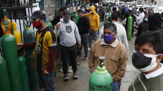 Decenas de personas hacen fila para comprar oxígeno, el jueves 4 de junio, en Lima, Perú.