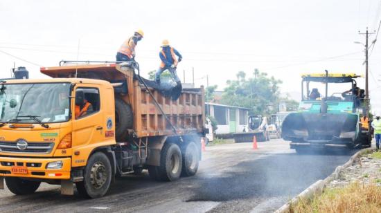 Personal del Municipio de Lago Agrio realiza trabajos de asfaltado en la vía La Laguna, el 4 de junio de 2020.