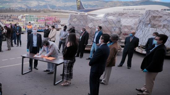 El canciller José Valencia y el embajador de Estados Unidos, Michael Fitzpatrick, en la ceremonia de entrega de la donación de insumos médicos.