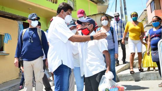 El prefecto del Guayas, Carlos Luis Morales, en la entrega de kits alimenticios, el 29 de mayo. 