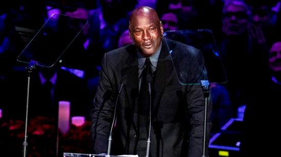 Michael Jordan llora mientras habla en el funeral para Kobe Bryant de Los Angeles Lakers y su hija Gianna en el Staples Center de Los Ángeles, California,  el 24 de febrero de 2020.