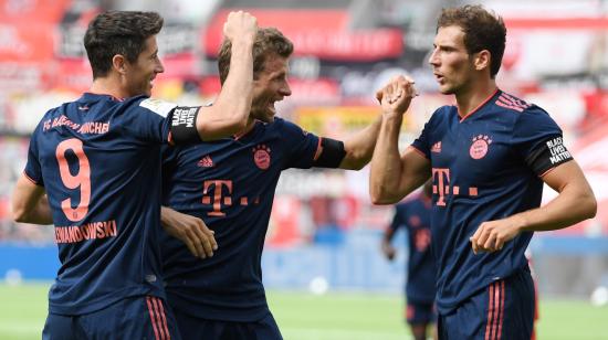 Robert Lewandowski, Thomas Müller y Leon Goretzka festejan uno de los goles del Bayern, el sábado 6 de junio de 2020.