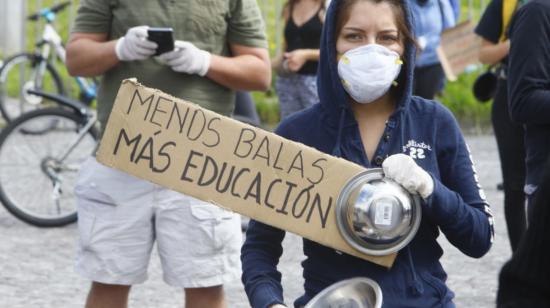 Estudiantes protestan en los exteriores de la Universidad Central, el martes 5 de mayo de 2020.