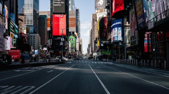 Vista de una de las calles de la Gran Manzana en Nueva York vacía, este domingo 7 de junio.