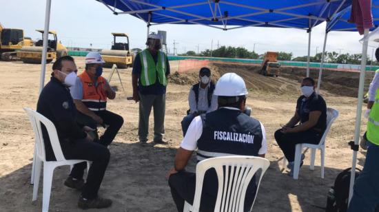 El alcalde de Pedernales, Oscar Arcentales (2i) encabezó una visita al equipos de fiscalización en el terreno del Hospital Básico de Pedernales, el 5 de junio de 2020.