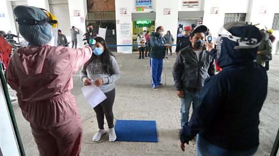 Funcionarios del Biess toman la temperatura a los usuarios, el 5 de junio de 2020.