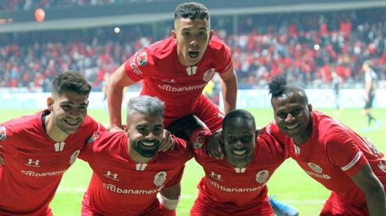 Futbolistas del Toluca mexicano festejan un gol en un partido del Clausura 2019.