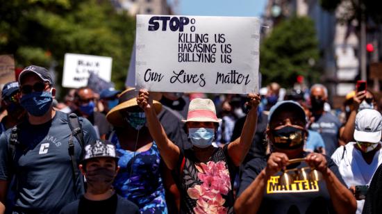 Varias personas protestan en contra del racismo, el lunes 8 de junio, en Washington, Estados Unidos.