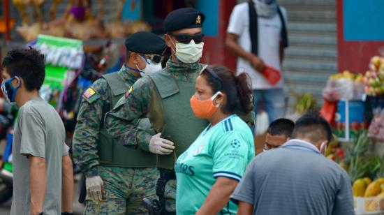 Militares circulan por una zona comercial de Guayaquil, el 20 de abril de 2020. 