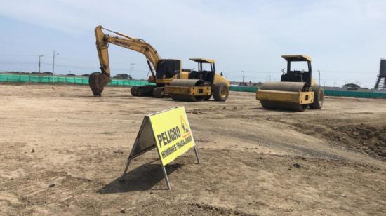 Maquinaria detenida en el terreno donde debía construirse el Hospital Básico de Pedernales, el 5 de junio de 2020.