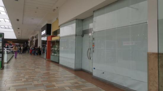 Un negocio cerrado definitivamente en un centro comercial en el norte de Quito, el 3 de junio de 2020.