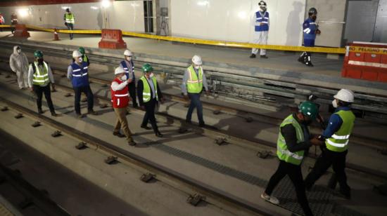 Funcionarios del Metro de Quito, encabezados por el alcalde Jorge Yunda, visitaron las instalaciones del Metro de Quito, el 8 de junio de 2020.