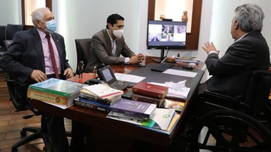 El presidente Lenín Moreno y los ministros Richard Martínez y René Ortiz durante la reunión con el Consejo Asesor en Materia Económica, 9 de junio de 2020.