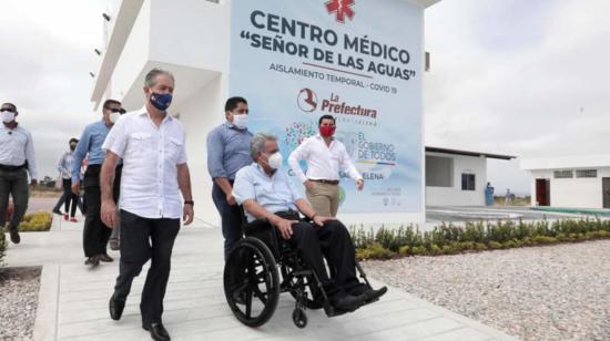 El ministro de Salud, Juan Carlos Zevallos, junto al presidente Lenín Moreno, durante un recorrido al centro de salud Señor de las Aguas en Santa Elena, el 4 de junio de 2020.