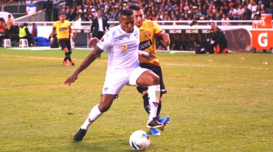 Antonio Valencia y Emmanuel Martínez disputan una pelota, en un partido por LigaPro, el 7 de marzo, en el estadio Rodrigo Paz Delgado.