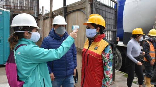 La prefecta de Pichincha, Paola Pabón, el pasado 3 de junio de 2020 durante una visita a una construcción.