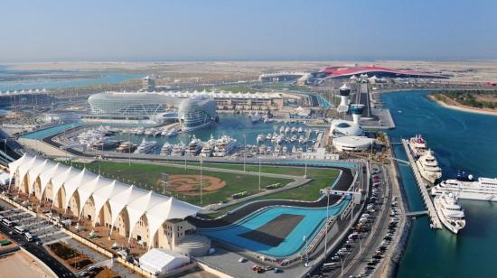 Vista aérea de la isla Yas, ubicada en Abu Dhabi, Emiratos Árabes.