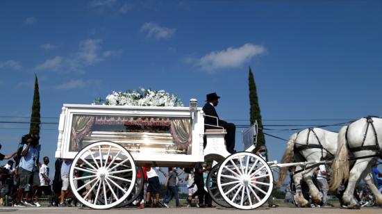 El ataúd de George Floyd fue trasladado al cementerio de Pearland, en Houston, el martes 9 de junio de 2020.