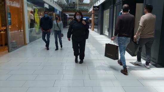 Personas caminan en un centro comercial del centro norte de Quito, el 3 de junio de 2020. 