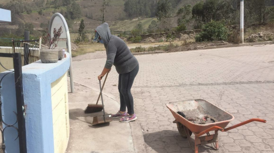 En Alausí los habitantes realizaron una minga de limpieza este 9 de junio por la caída de ceniza del volcán Sangay.