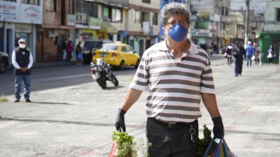 Personas en las calles de Solanda, sur de Quito, el 10 de junio de 2020.