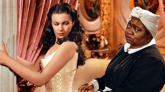 Vivien Leigh y Hattie McDaniel en una escena de "Lo que el viento se llevó", filme de 1939.