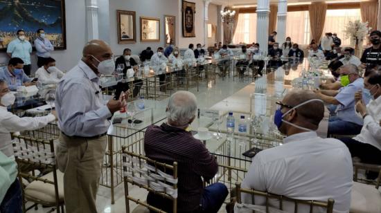 El viceministro de Salud, Xavier Solórzano, durante una reunión con las autoridades de Manabí , en Portoviejo, el 10 de junio de 2020.