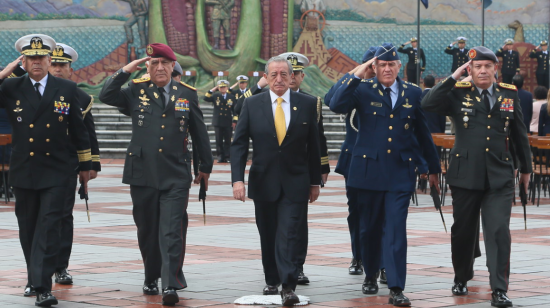 El ministro de Defensa, Oswaldo Jarrín (centro), el pasado 21 de octubre de 2019 en las instalaciones de la cartera de Estado.