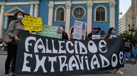 En la Plaza San Francisco, en Guayaquil, se realizó este 10 de junio de 2020 un plantón de los familiares de los fallecidos extraviados.