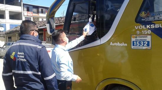 Personal de la Agencia Nacional de Tránsito (ANT) durante una revisión a un transporte público en Zamora, el 9 de junio. 