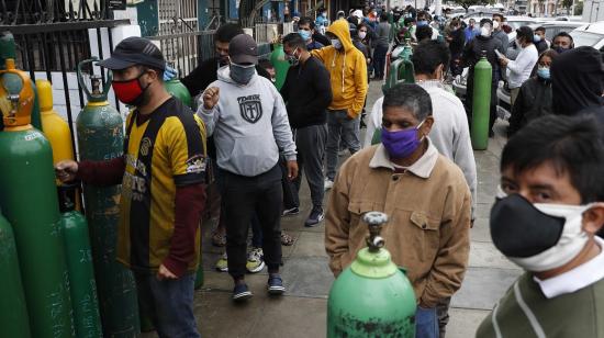 Decenas de personas hacen fila para abastecerse de oxígeno en Lima, para enfermos de Covid-19, el 3 de junio. 