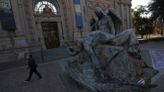 Una hombre camina por una de las entradas del Museo Nacional de Bellas Artes, en Santiago, Chile, el 6 de abril de 2020.