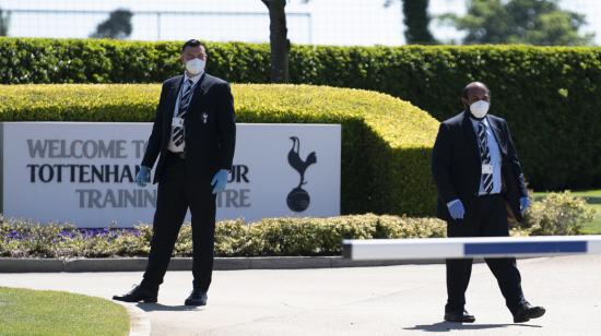 Dos personas de seguridad, a las afueras del centro de entrenamiento del Tottenham, en Londres, el 6 de junio de 2020.