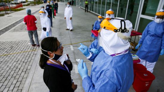 Personal de la secretaria de Salud del Municipio de Quito toma muestras al personal sanitario que atenderá en el Centro Temporal 'Quito Solidario', el 21 de mayo de 2020.