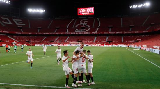 Los jugadores del Sevilla celebran el primer gol, durante el encuentro correspondiente a la jornada 28 frente al Betis. Primer encuentro tras el parón por la pandemia.