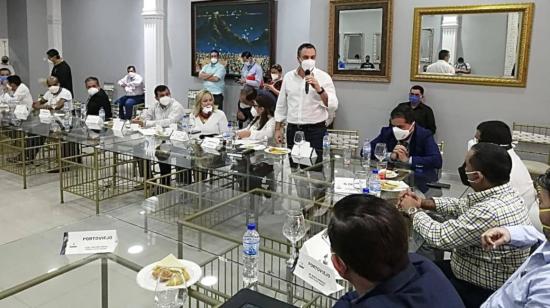 El asambleísta Guillermo Celi, durante una reunión con autoridades de Manabí en Portoviejo, el 10 de junio de 2020.