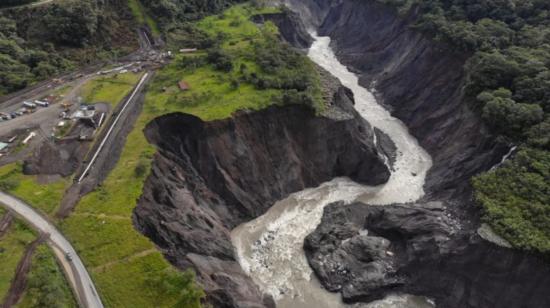 Imagen del 7 de junio. La erosión regresiva en el río Coca avanza y pone en riesgo infraestructura estratégica para el país. 