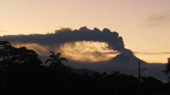 Imagen de la actividad del volcán Sangay, en Morona, durante una emisión de ceniza el 12 de junio de 2020. 